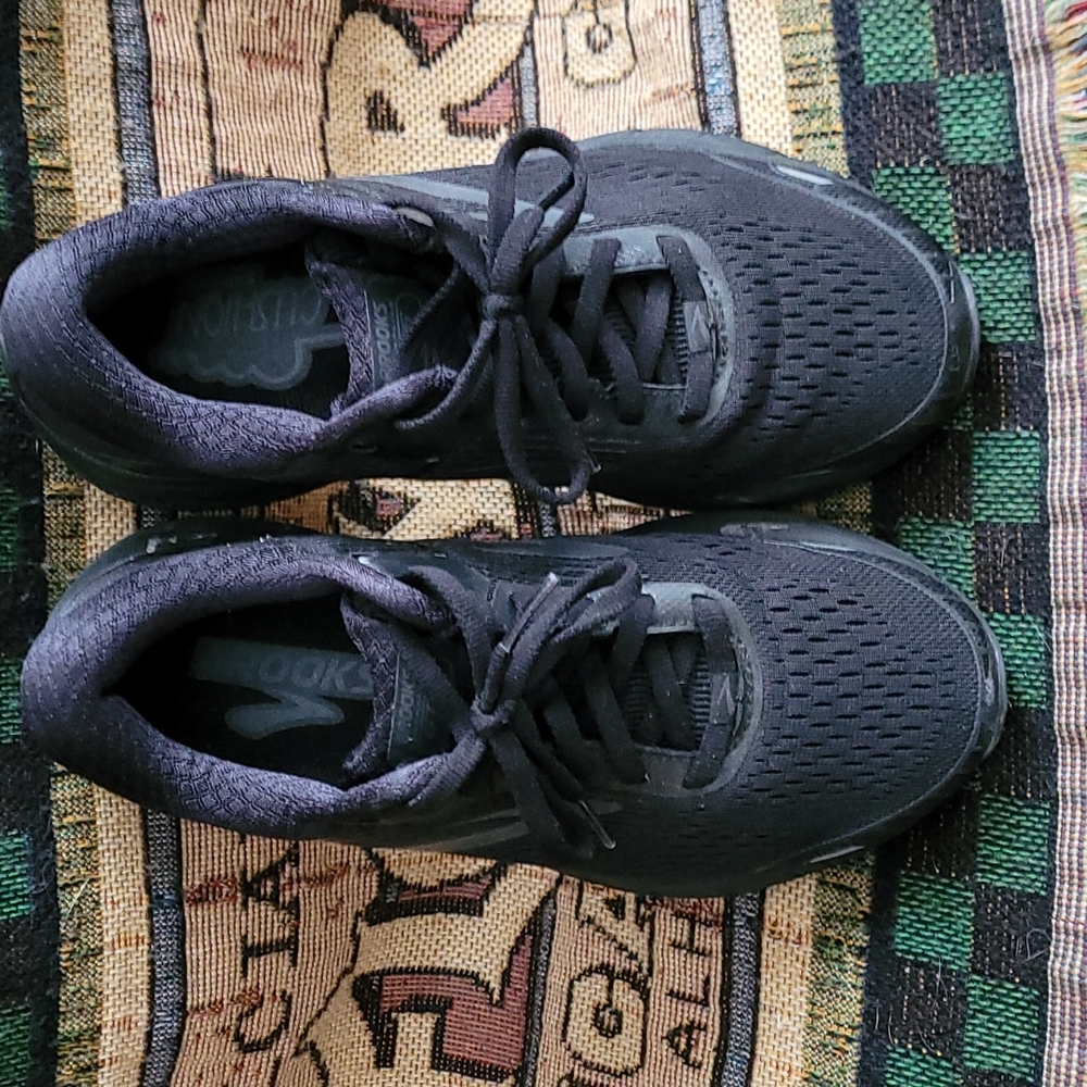 ❤Brooks black tennis shoes
